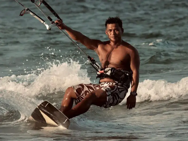 Kitesurfeur sur sa planche dans les vagues
