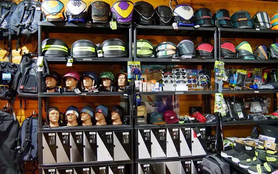 Rayon de casques et d'accessoires du magasin