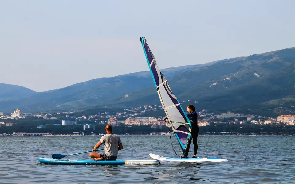 Cours de windsurf avec le moniteur sur un paddle, face aux collines de Gelendzhik