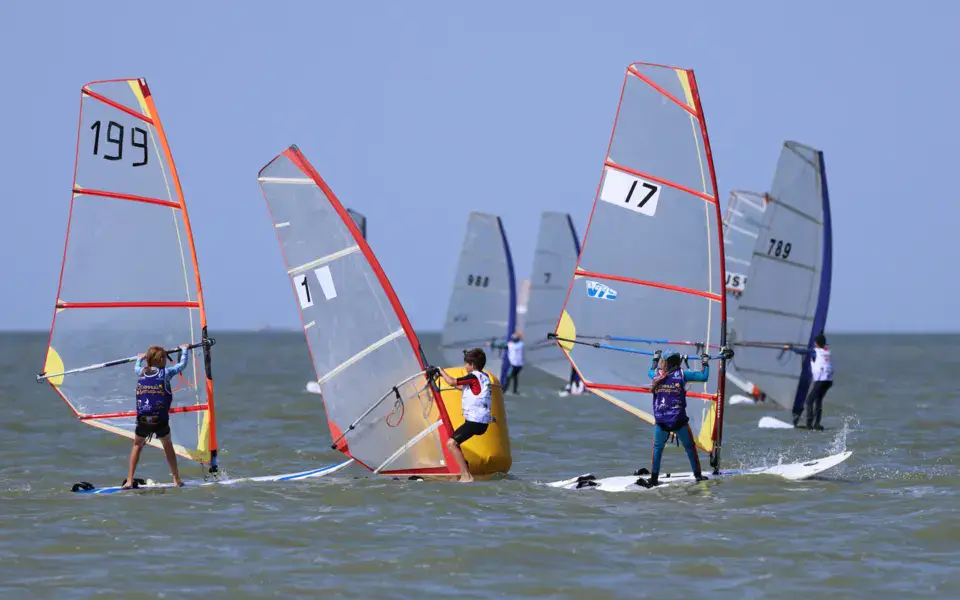 Planches à voile sur la mer d'Azov pendant une régate
