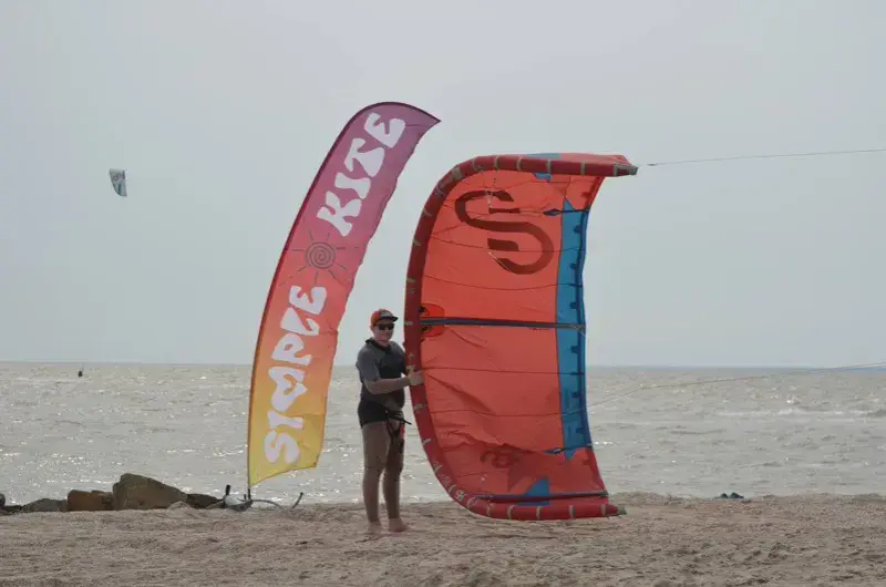 Aile de kite et bannière de l'école sur la plage