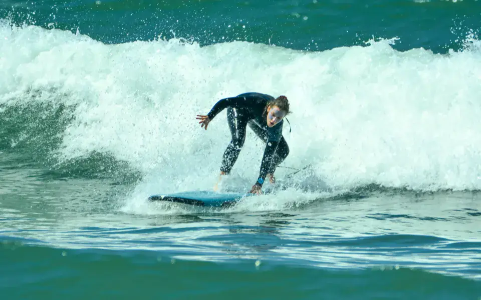 Élève de surf sur une vague