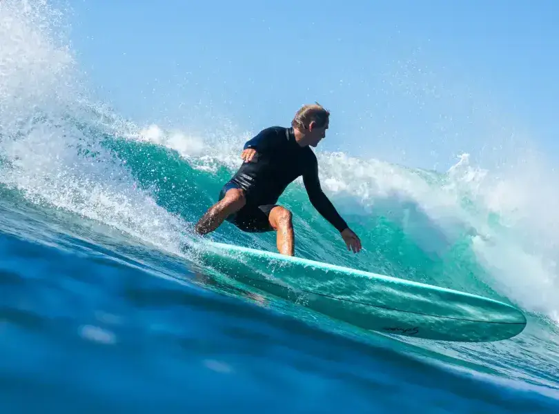 Surfeur sur une planche de location