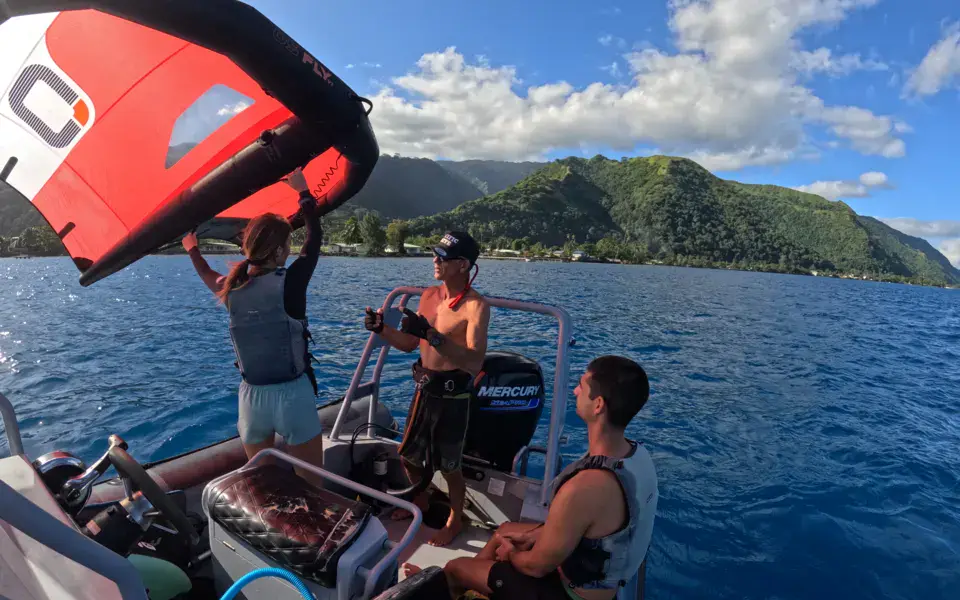 Session de wing foil depuis le bateau de l'école
