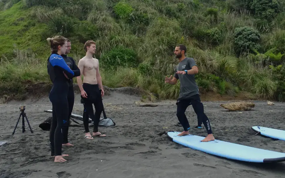 Briefing sur la plage avant la séance, avec planches soft