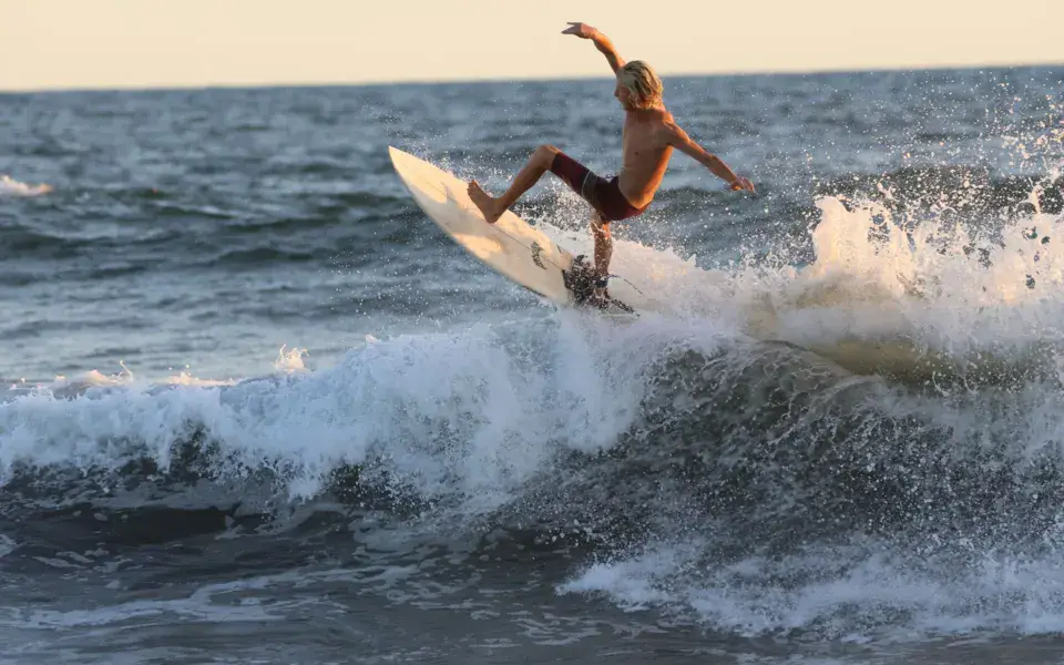 Surfeur sur une vague