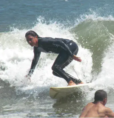 Surfeur sur une vague