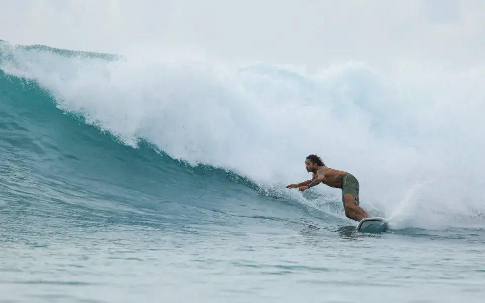 Surfeur sur une vague à Playa Venao