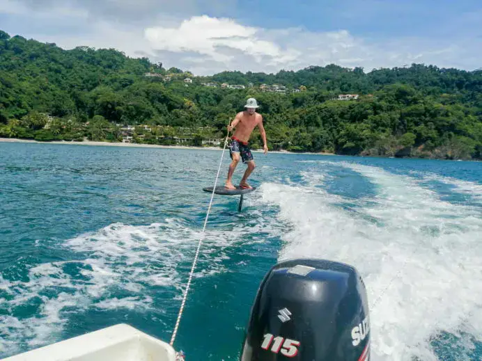 Un élève de foil tracté derrière le bateau