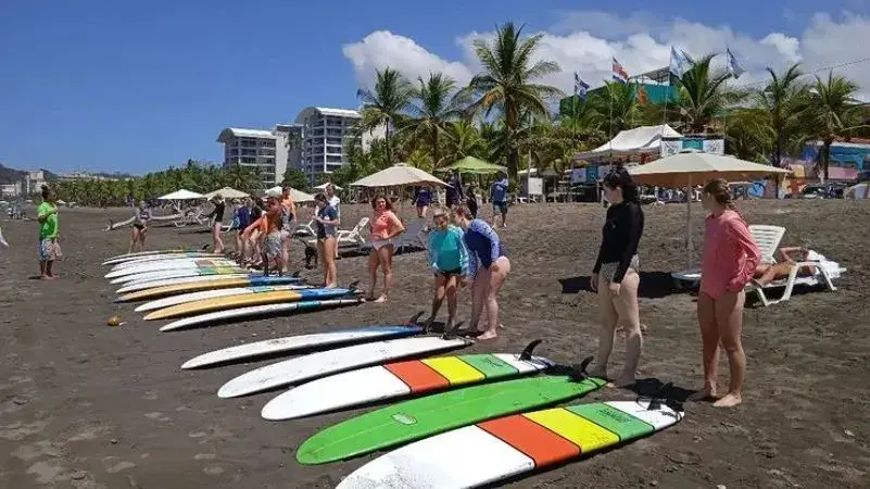 Élèves et planches alignées sur la plage de Jacó