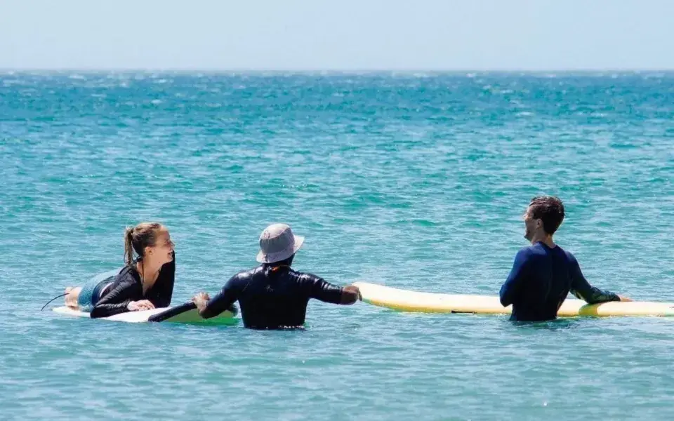 Élèves et moniteurs dans l'eau pendant un cours