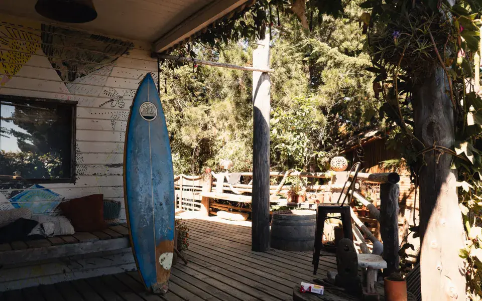 Terrasse en bois de la maison avec une planche de surf