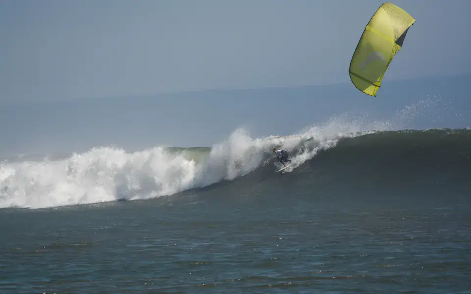 Kitesurfeur dans une vague