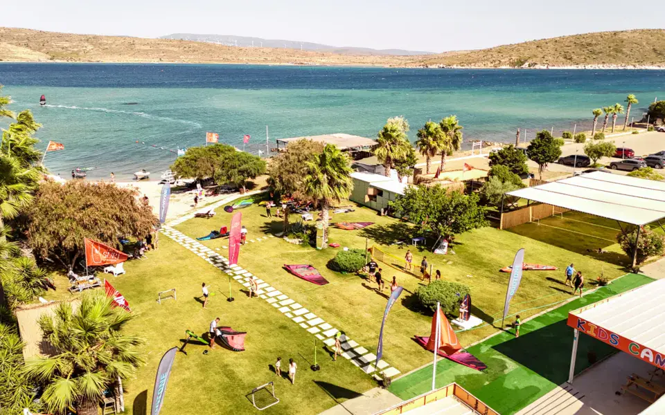 Vue aérienne du centre et de la baie d'Alaçatı