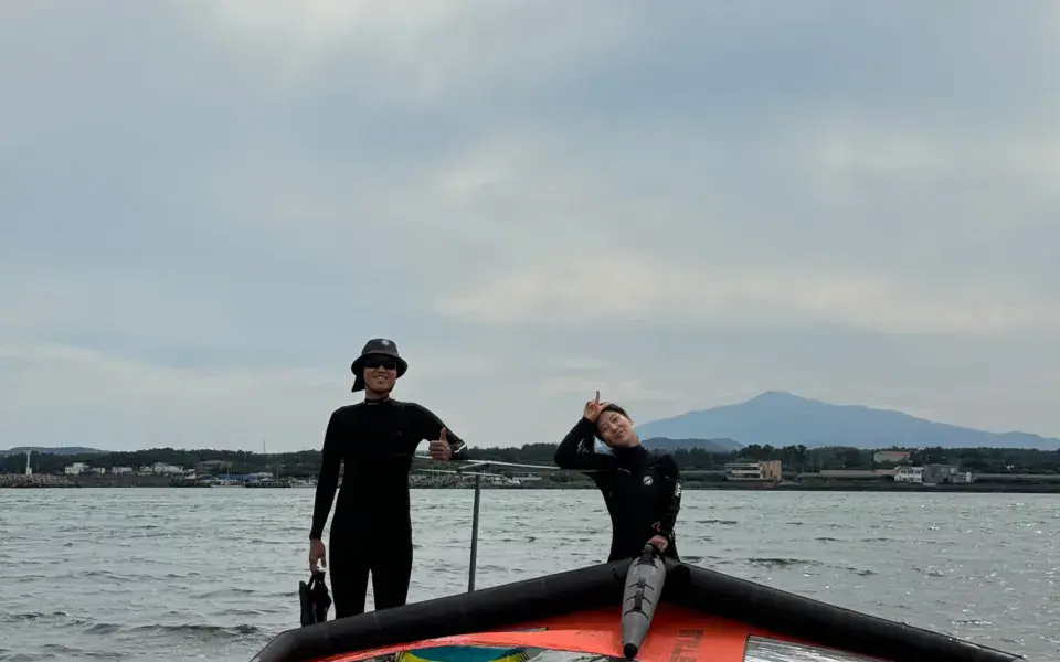 Wing foil sur l'eau avec la montagne en arrière-plan