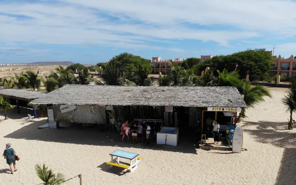 La cabane de l'école sur la plage de Ponta Preta