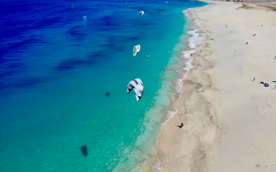 Vue aérienne de la plage et de kitesurfeurs sur l'eau