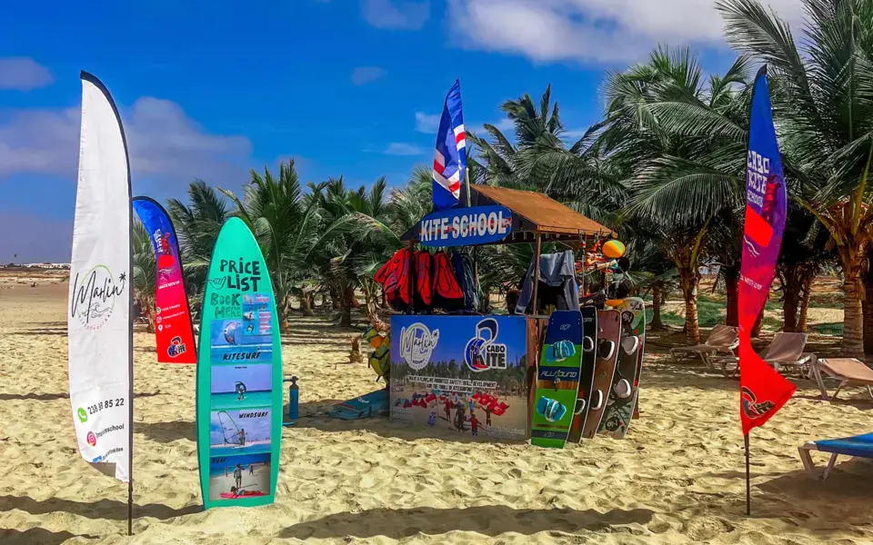 Le stand de l'école sur la plage