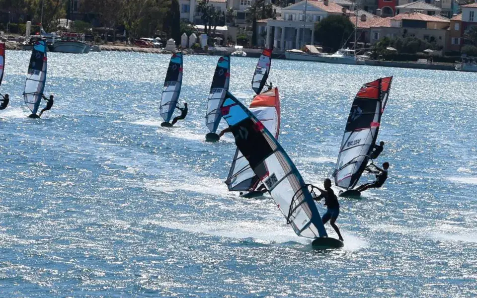 Régate de windsurf sur la baie