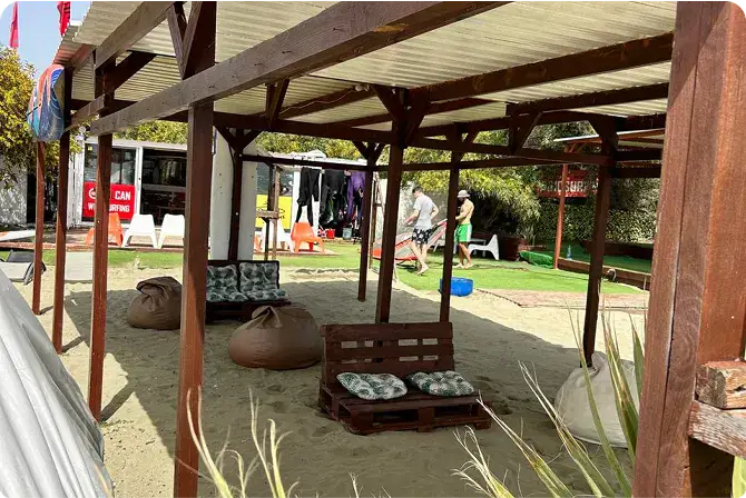 Espace d'accueil du club sous abri, sur le sable